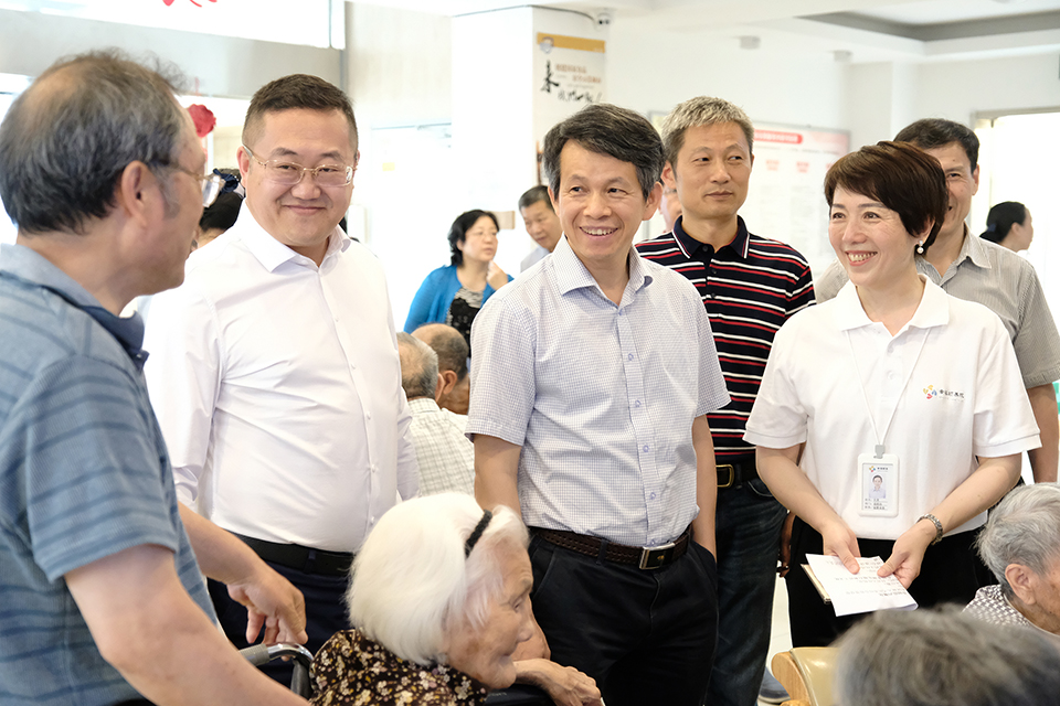 6.和长者家属沟通.jpg