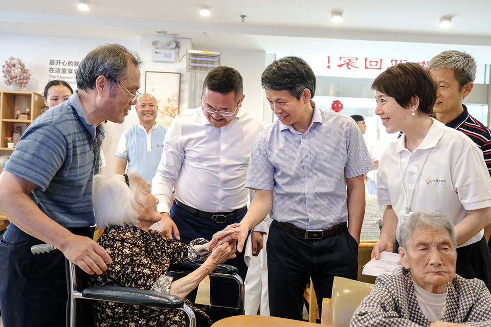 10.看望百岁长者.jpg