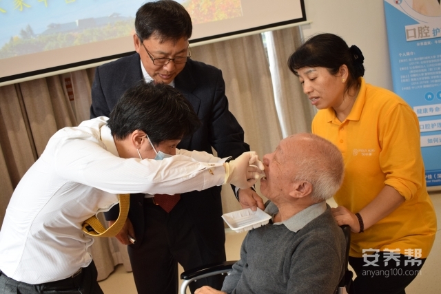 1牛田圭亮博士为中心长者进行口腔检查及护理（1）.JPG