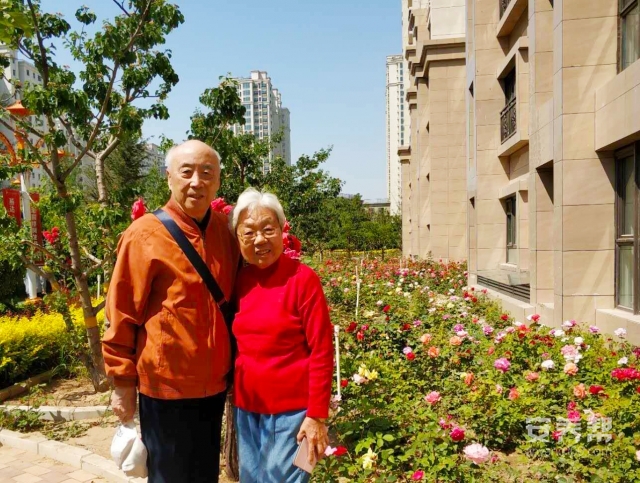 张廷延和妻子谭静在燕达养护中心