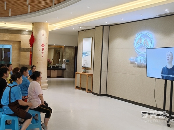 成都养老院一暄康养组织员工观看四川省地质灾害防范宣传教育片.