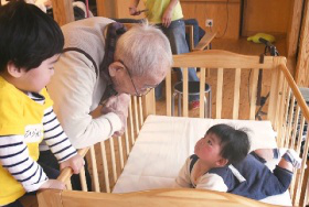 小宝宝为机构长者带来欢笑与治愈｜东瀛观察