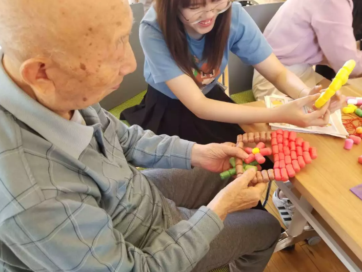 认知症专栏丨面对认知症（老年痴呆）老人的重复询问和要求，应该如何进行应对？