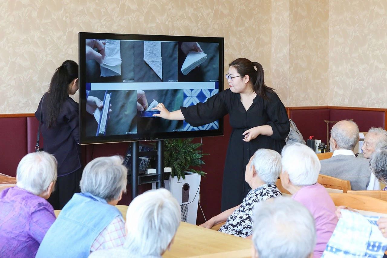 老人送养老院好还是请保姆好？这对退休夫妻用7天时间给出了答案