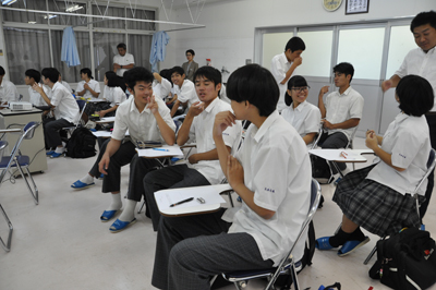 日本高中生体验特别的沟通礼仪课，加深对认知症的理解｜东瀛观察