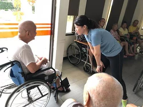 每个认知症老人身后，都有一群精疲力尽的家人