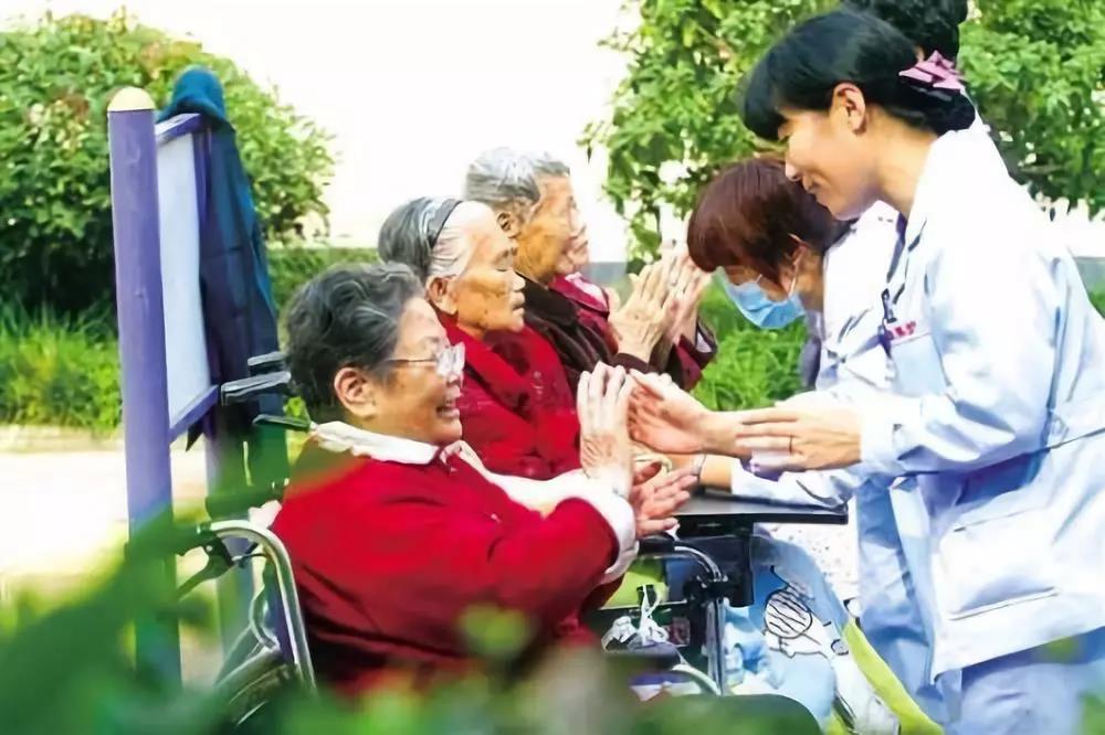 这就是我们养老护理员的一天，1个人照护6个人不容易！