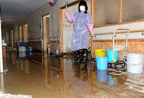 台风来袭养老机构入住长者被迫转移丨东瀛观察