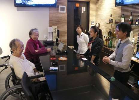 专为长者打造的无障碍酒吧广受好评丨东瀛观察 