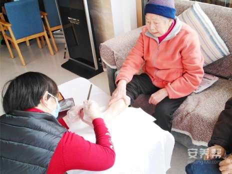 12个温馨瞬间告诉你，爸妈住养老院，放心吗？