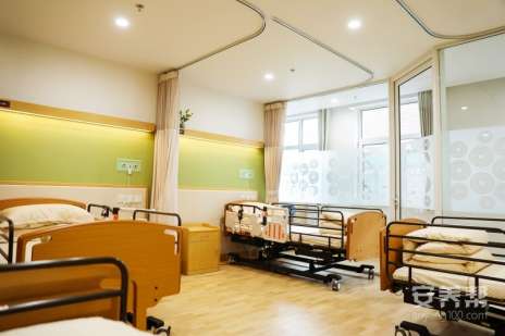 养老院中的90后“跪式服务”新姿势