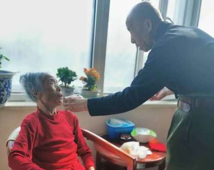 养老院的守护日记丨我们结婚67年了，从来没吵过架