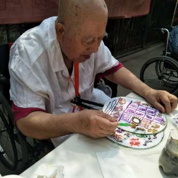 养老院庆五一，爷爷奶奶画团扇