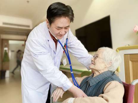 春风送暖，刚做完康复训练的老人幸福像花儿一样