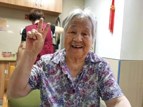 探望李奶奶：与阳光同行的，是您的微笑