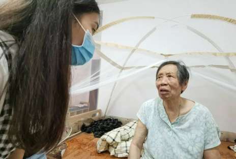 探望周奶奶：爱一个老人，就像爱未来的自己