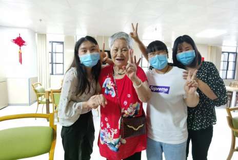 探望陈奶奶：她的生日，年轻、健康、幸福、快乐！