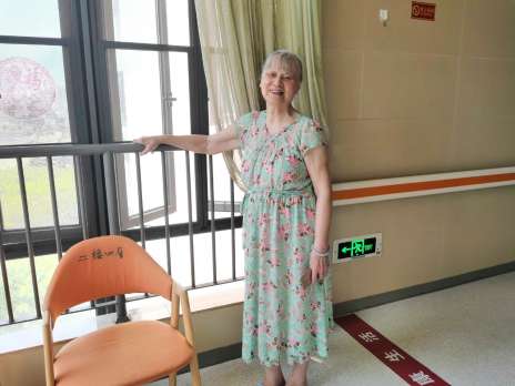 探望林奶奶：穿旗袍、走T台、玩抖音，82岁奶奶活出最优雅的姿态