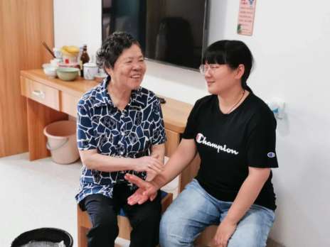 探望陈奶奶：带年近80的她拍抖音！养老也能玩精彩！