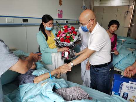 探望百岁老人！国德老年医院为患者送上真挚关爱！