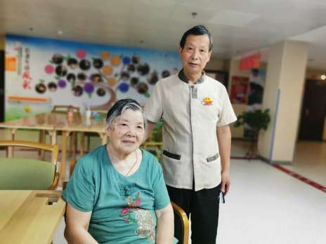 探望护士奶奶：被病人打、登上福州日报，90岁的她青春芳华这样走过 