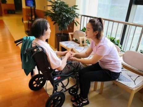 用“青春”搀扶“夕阳”——请对生命两端以同等的爱