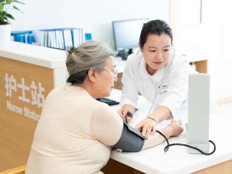 老人出现呼吸道病症后，如何判断需要居家养护还是去医院就诊？