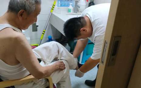 十年助浴 他们托住老人的体面