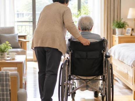 关注高龄老人照护 养老困境：低龄老人照顾高龄老人