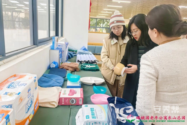 赣州市南康区民政局长龚海兰一行莅临蟠桃园老年公寓检查指导工作2