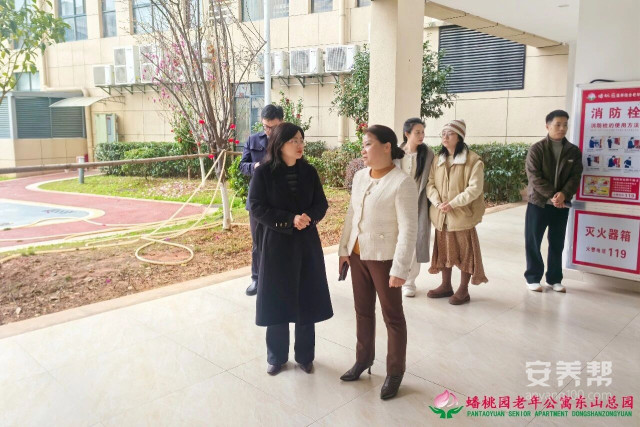 赣州市南康区民政局长龚海兰一行莅临蟠桃园老年公寓检查指导工作1