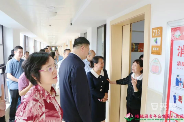 省民政厅党组成员、副厅长李晖同志一行莅临赣州市南康区蟠桃园老年公寓调研7