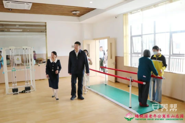 省民政厅党组成员、副厅长李晖同志一行莅临赣州市南康区蟠桃园老年公寓调研4