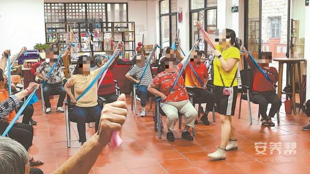 王淑宜指导老人进行居家健身训练