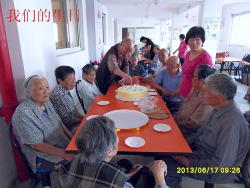 上海静安郁金香颐养园老人图片