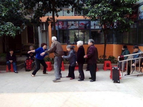康乃馨老年养护中心老人图片